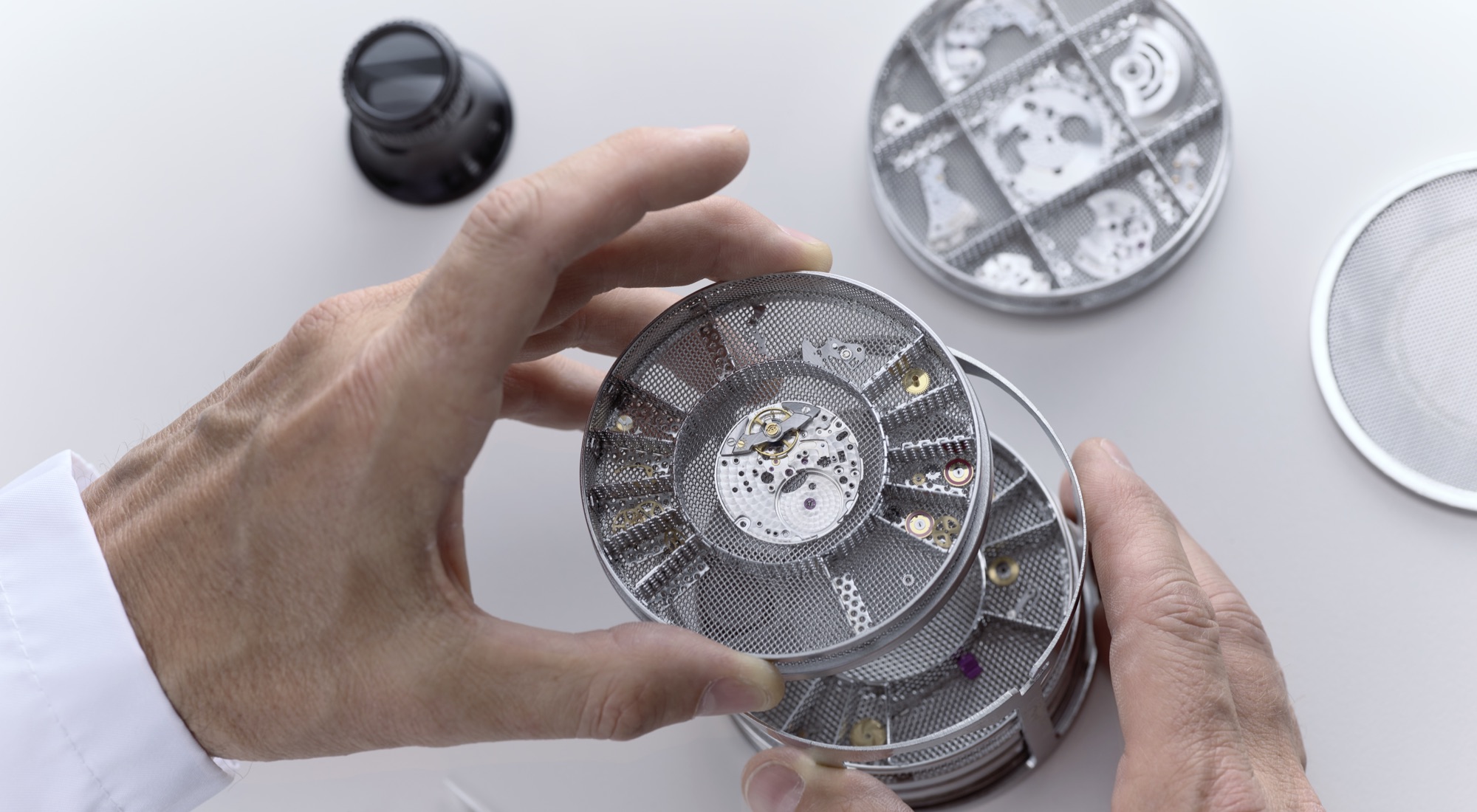 Rolex Wartungsverfahren bei Juwelier Krebber Mönchengladbach Service Center, Reinigung der Teile