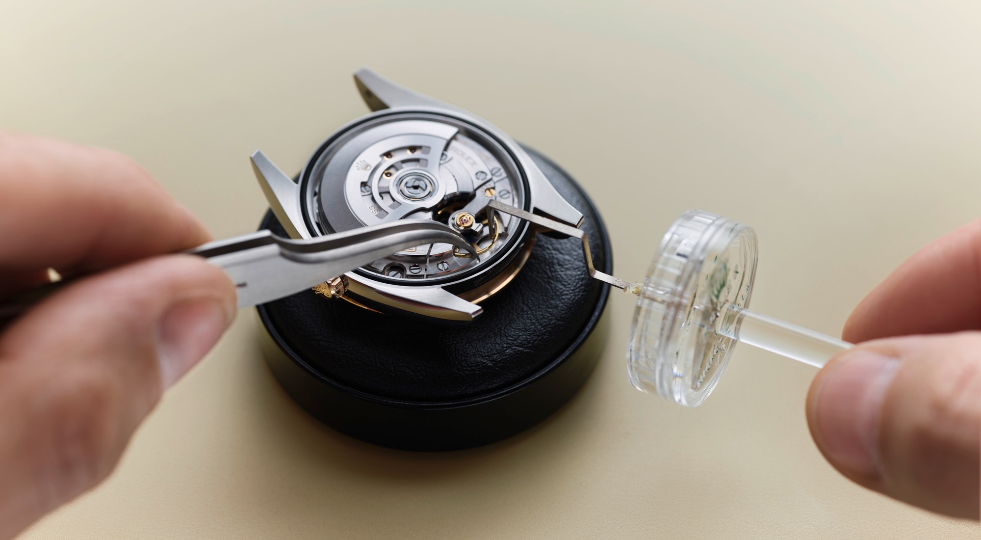 Rolex Wartungsverfahren bei Juwelier Krebber Mönchengladbach Service Center, Ausbau der Werksbestandteile